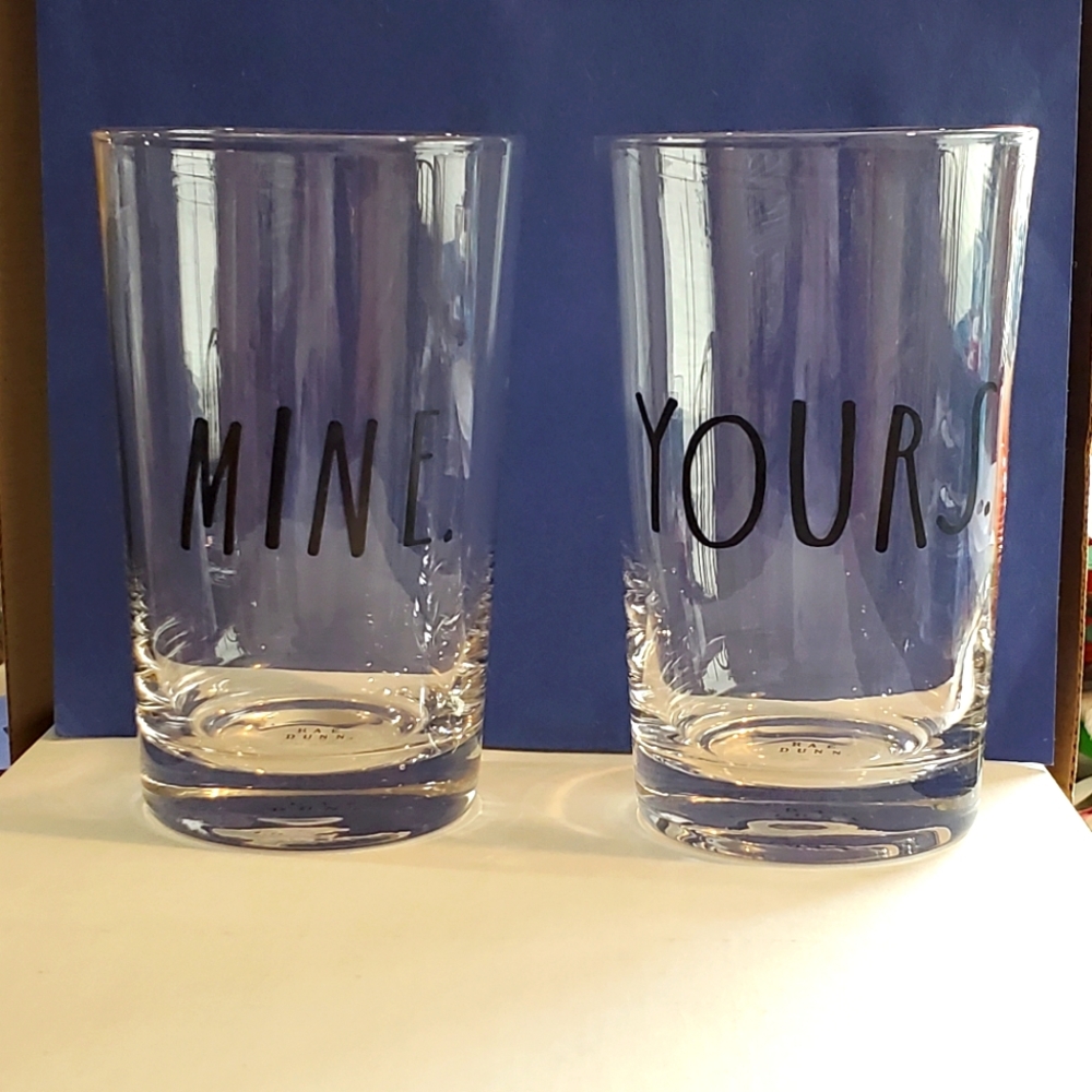 Set of 2 drinking‎ glasses.